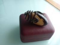 Anillo negro con piedra alagarda Mod.009: 2,5€