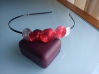 Diadema espirales plata y rojo: 4€