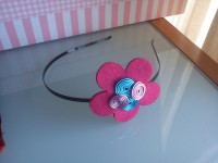Diadema flor fieltro rosa y espirales de alambre: 4€