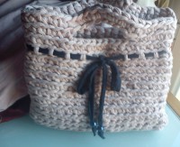 Bolso rosa palo con detalles en azul marino: 9€