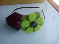 Diadema negra con doble flor verde y espiral en negro: 4€