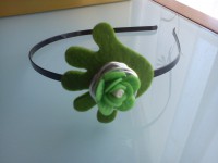 Diadema negra con mano y flor fimo verde: 4€