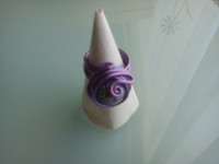 Anillo morado con perla fimo morada: 2,5€