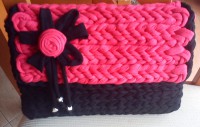 Bolso de colgar en negro y rosa chicle: 10€