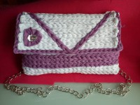 Bolso blanco y lila con adorno de cristal: 10€