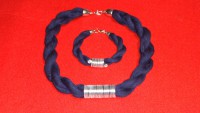 Conjunto trapillo de colgante y pulsera azul marino y plata: 8€