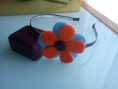 Diadema negra con flor azul y naranja: 4€